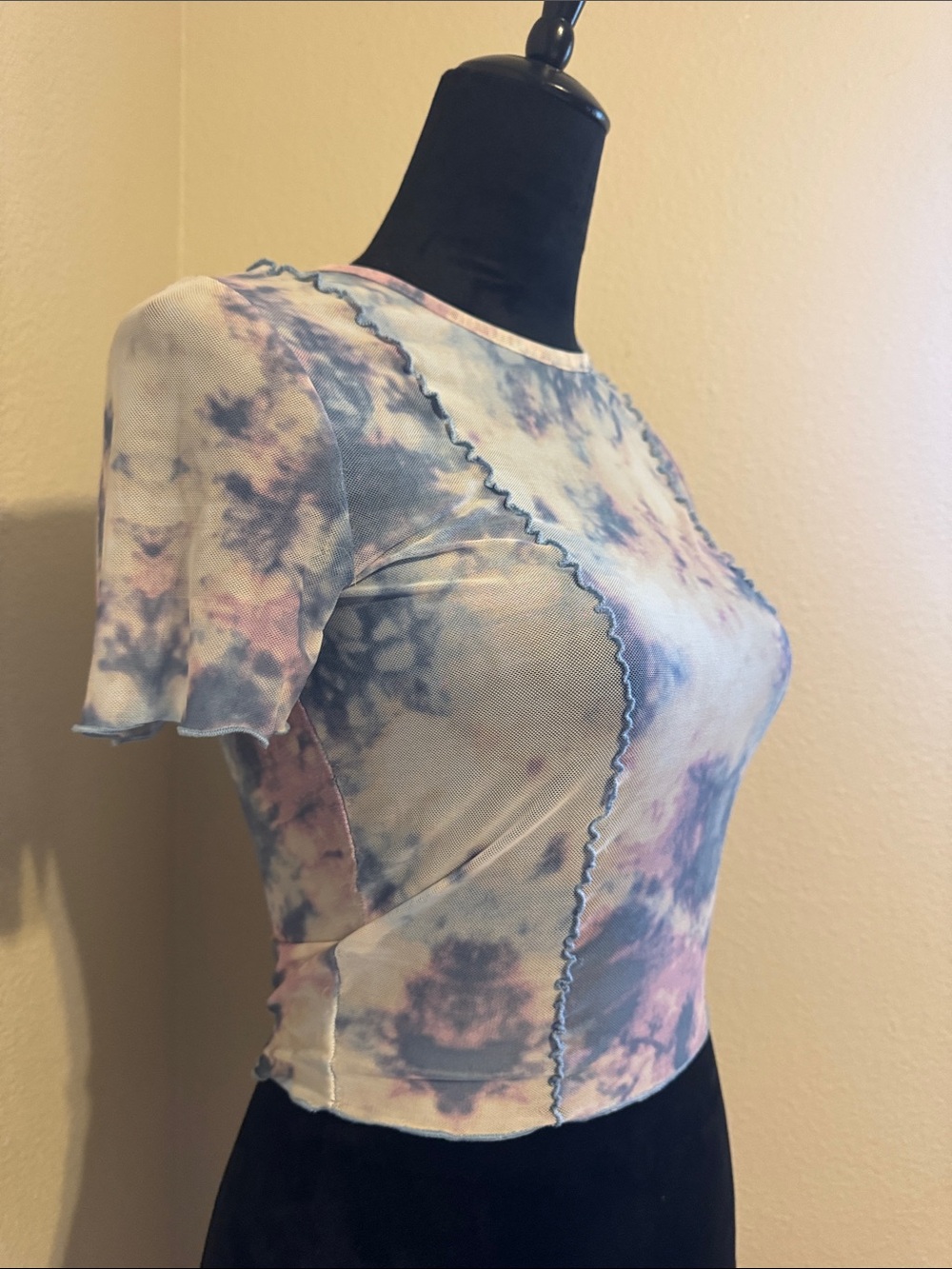 😎💕Urban Outfitters Pastel Tie-Dye Ruffle Sleeve Mesh Crop Top - Picture 6 of 8